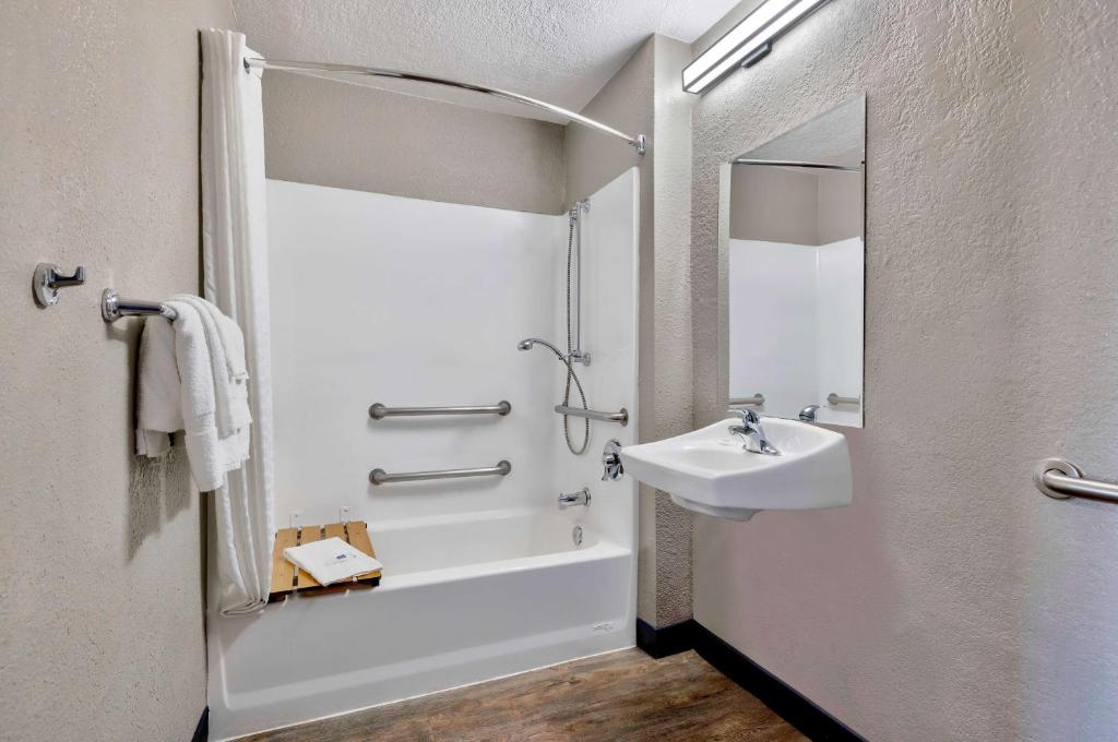 Motel 6 Anaheim, CA - Fullerton East Room Type - 2 Full Beds |Free Parking