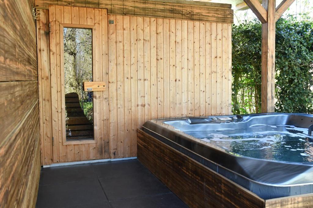 Farmhouse, Jacuzzi, Sauna, BBQ grill & Garden, Sleeps 24 photo 2