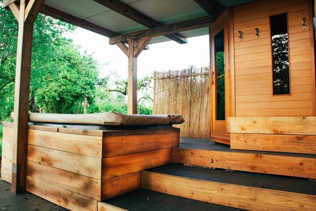 Farmhouse, Jacuzzi, Sauna, BBQ grill & Garden, Sleeps 24 photo 4