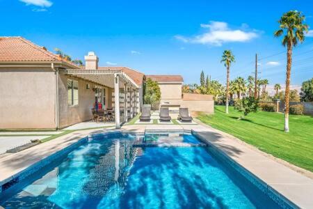 Luxurious Getaway Near Coachella Stagecoach Pool Putting Green Parking Firepit Sleeps 11 image