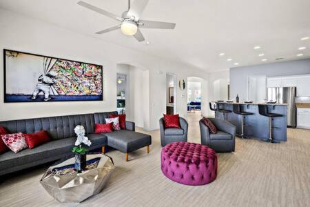 Luxurious Getaway Near Coachella Stagecoach Pool Putting Green Parking Firepit Sleeps 11 photo 3
