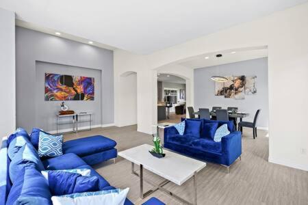 Luxurious Getaway Near Coachella Stagecoach Pool Putting Green Parking Firepit Sleeps 11 photo 4