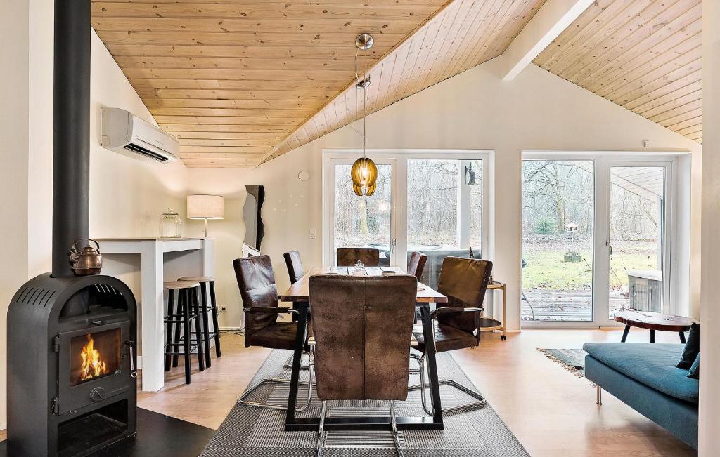 3 Bedroom Stunning Home In Give photo 4