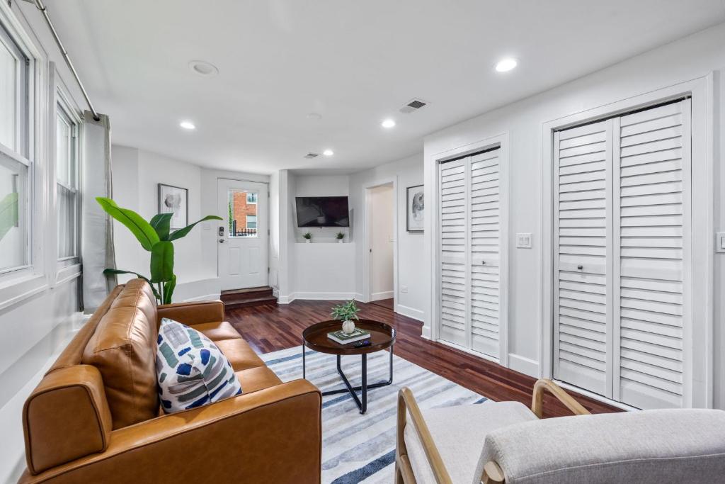 Contemporary 3BR Irving Park Gem near Expressway
