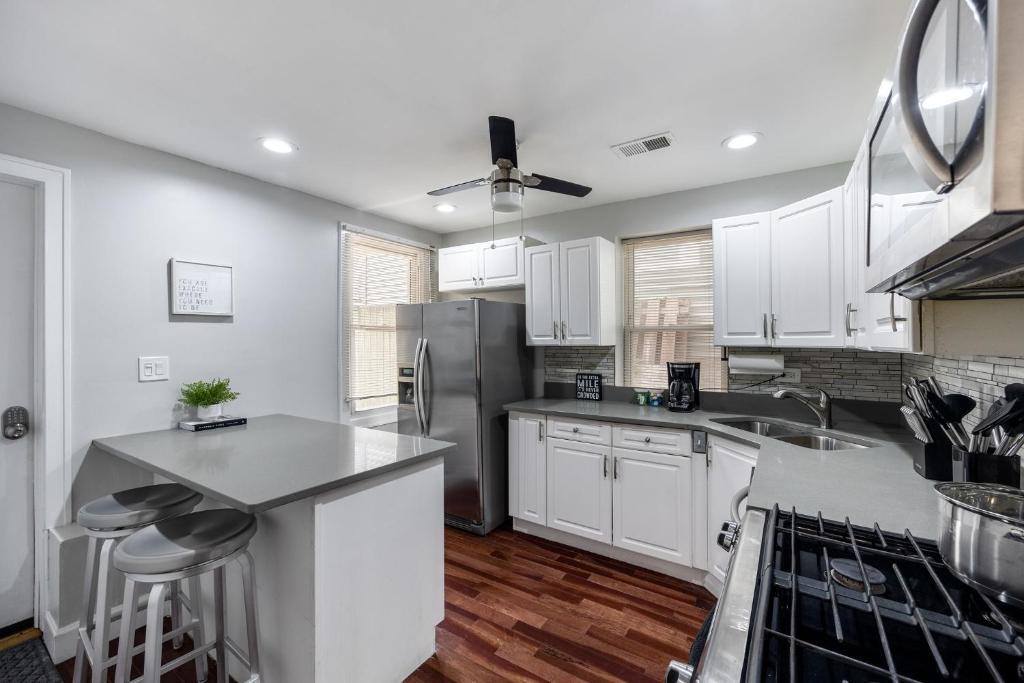 Contemporary 3BR Irving Park Gem near Expressway photo 1