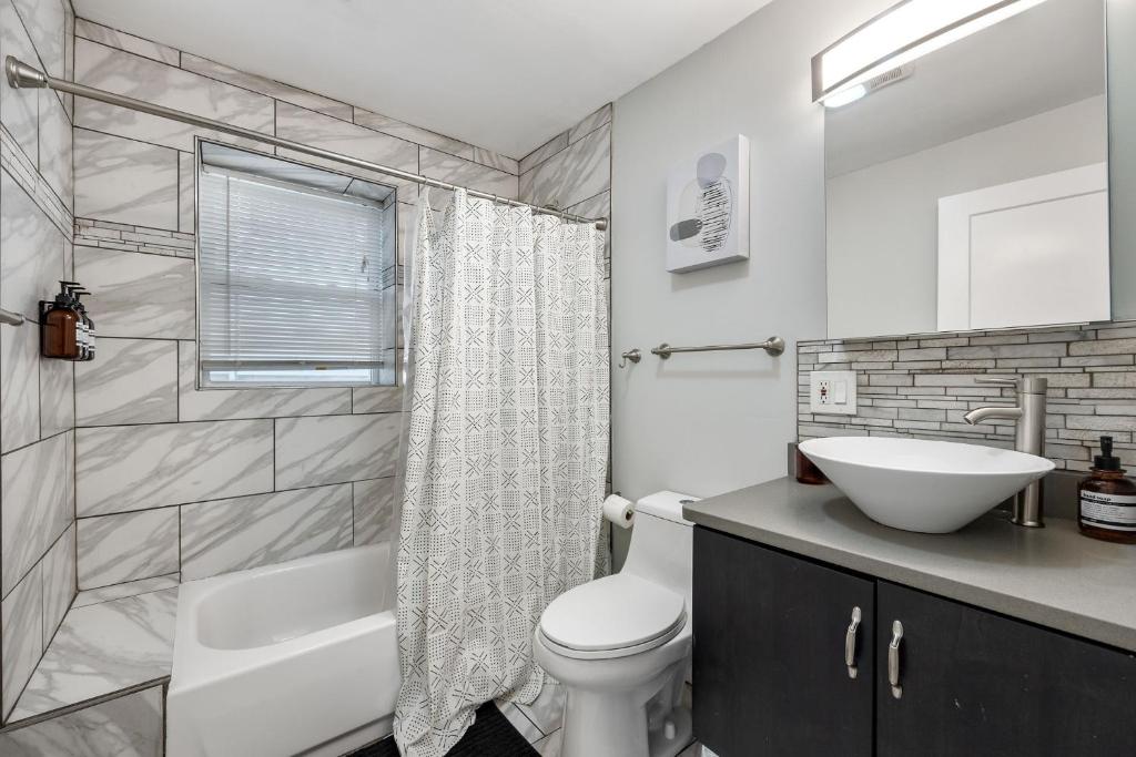 Contemporary 3BR Irving Park Gem near Expressway photo 2