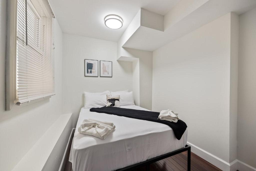 Contemporary 3BR Irving Park Gem near Expressway photo 3