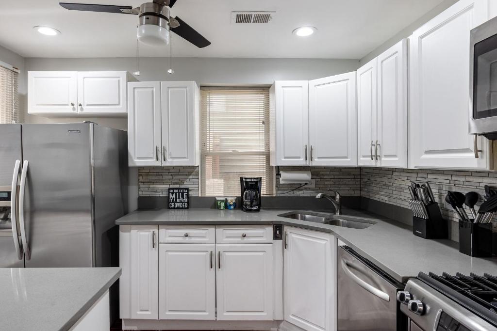 Contemporary 3BR Irving Park Gem near Expressway photo 4