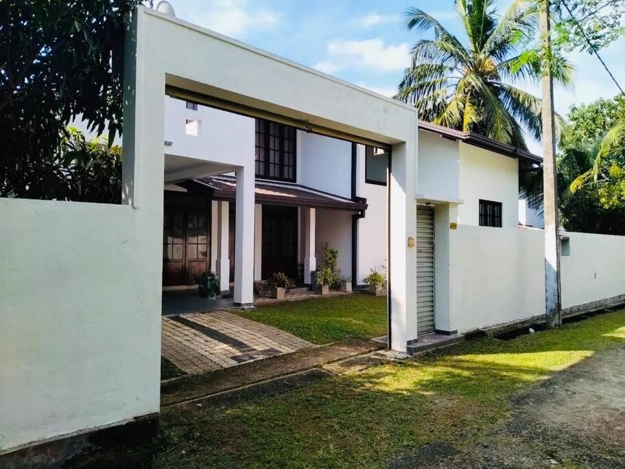 Colombo Villa Near Bolgoda Lake 5 Bed 2.5 Bath photo 1