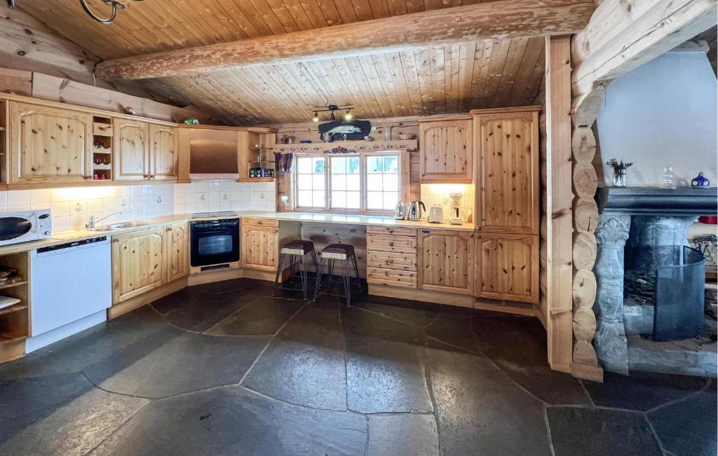 6 Bedroom Cozy Home In Kvam photo 4