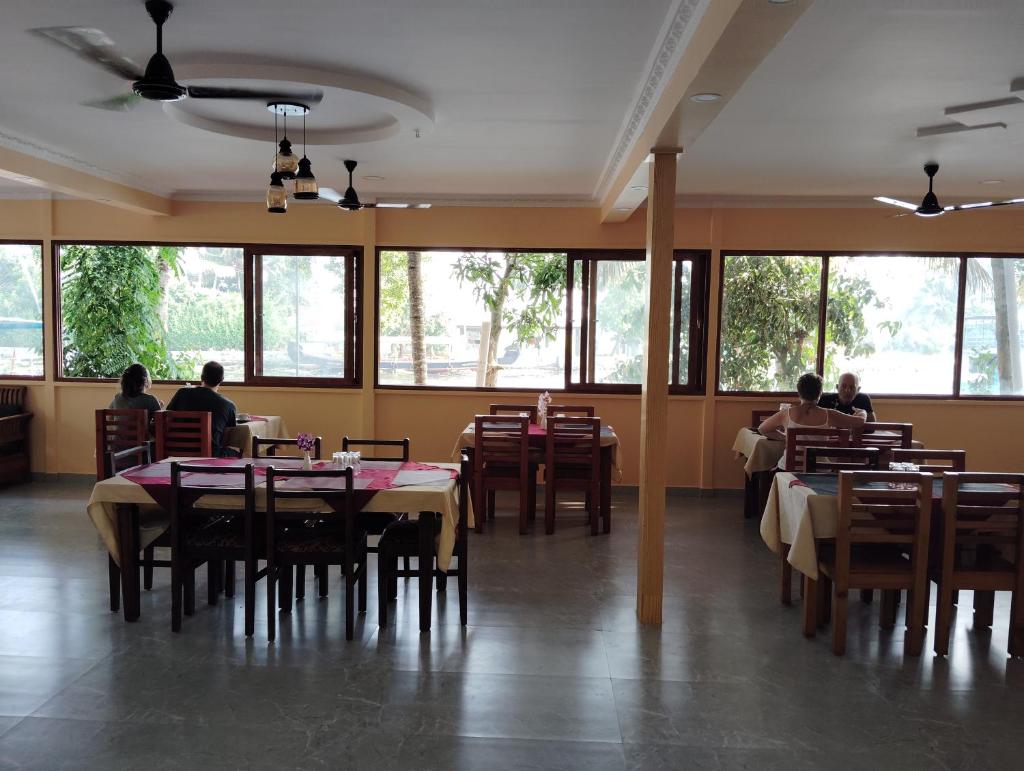 The Lake Paradise Boutique Resort photo 4