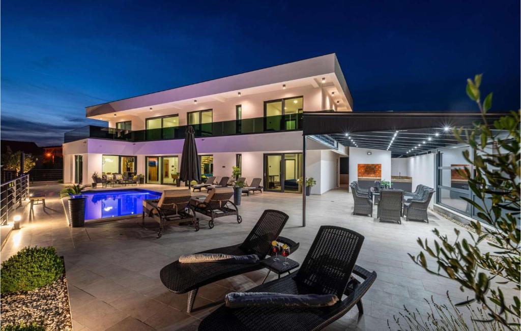 Villa Royal Hill with pool photo 4