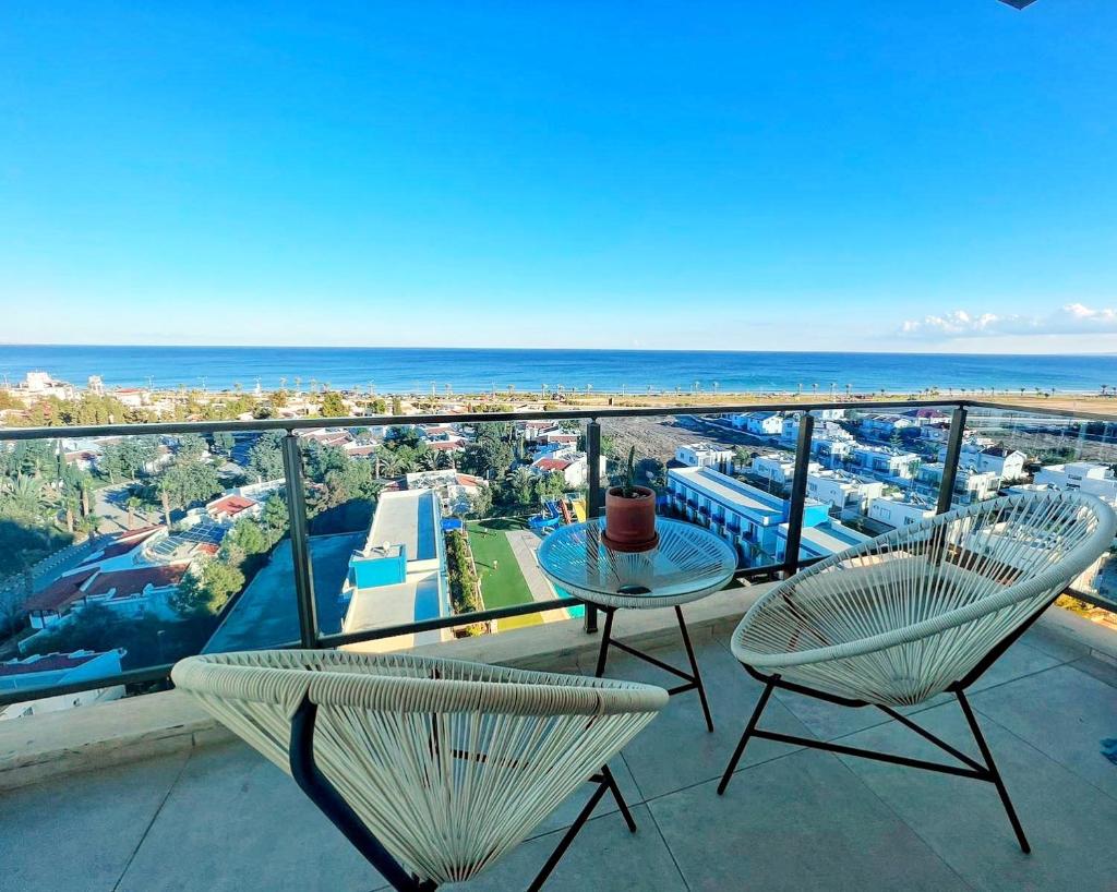 Amazing seaview studio with pool-steps away beach