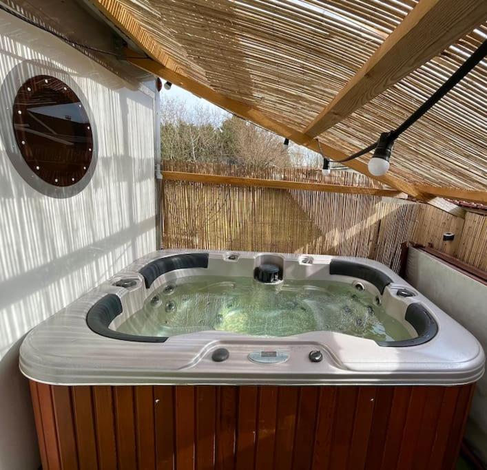 Tiny House sCarabane Jacuzzi à la campagne photo 1