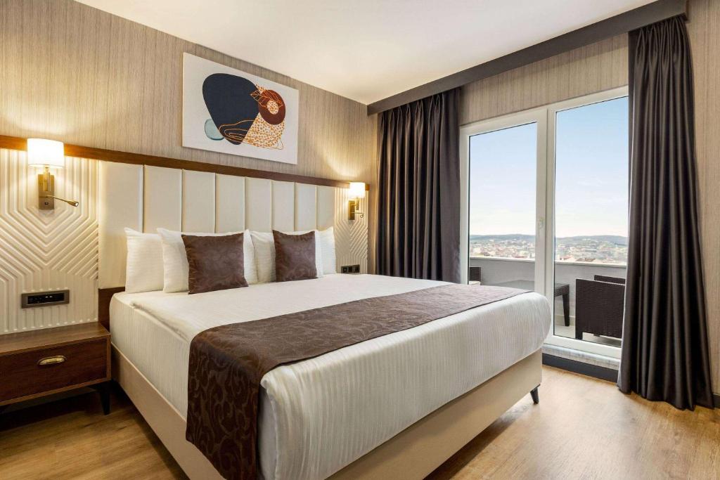 Operla Airport Hotels, Trademark Collection by Wyndham photo 2