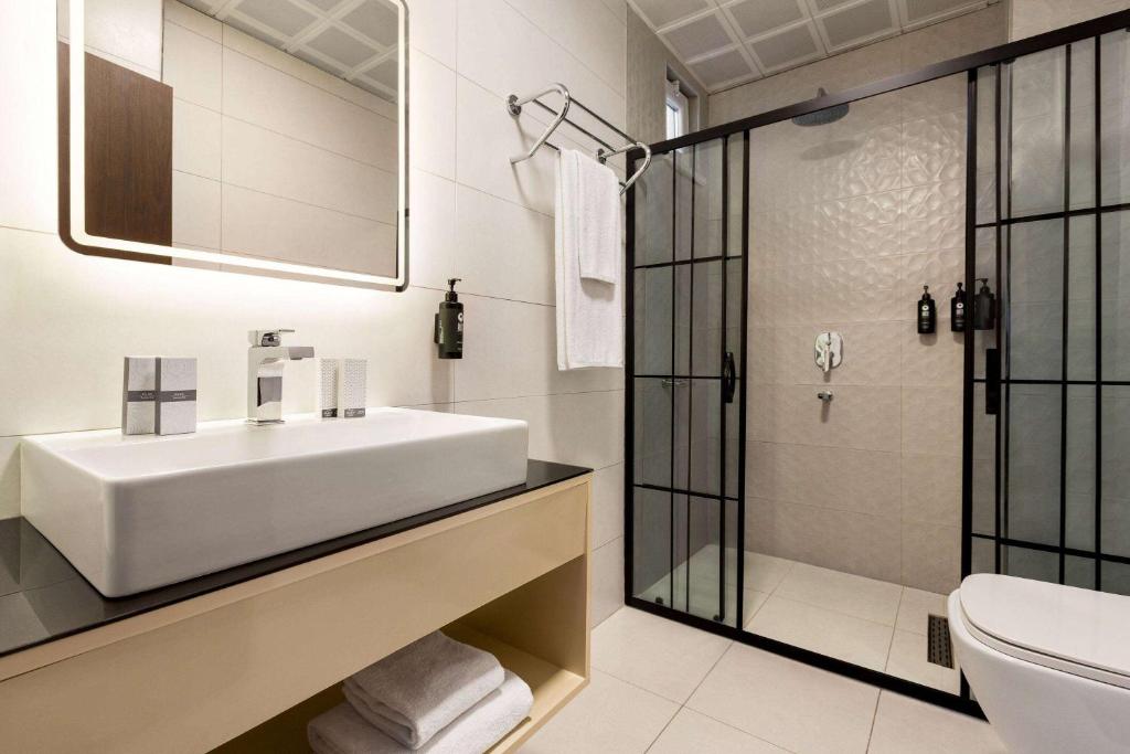 Operla Airport Hotels, Trademark Collection by Wyndham photo 4