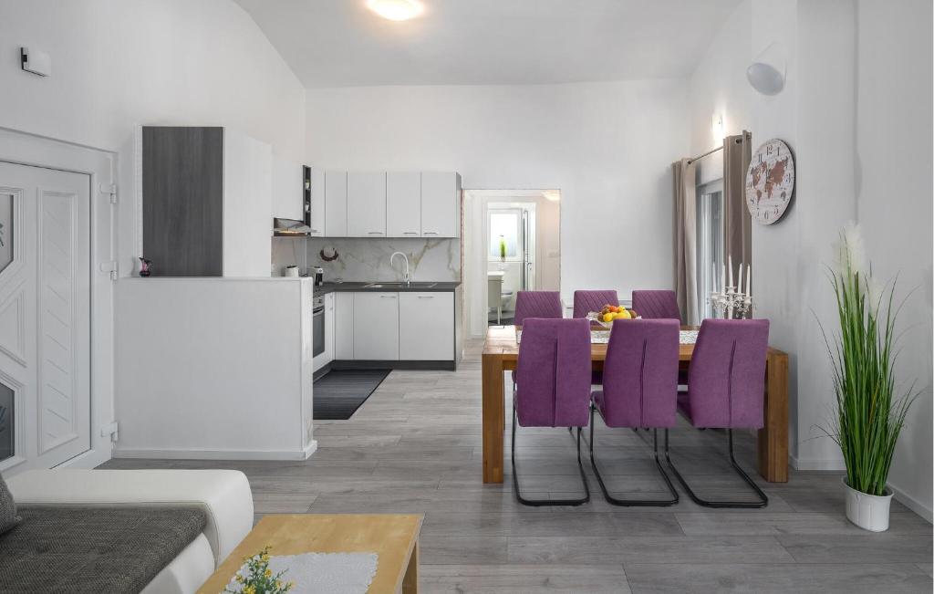 2 Bedroom Lovely Apartment In Nova Vas photo 1