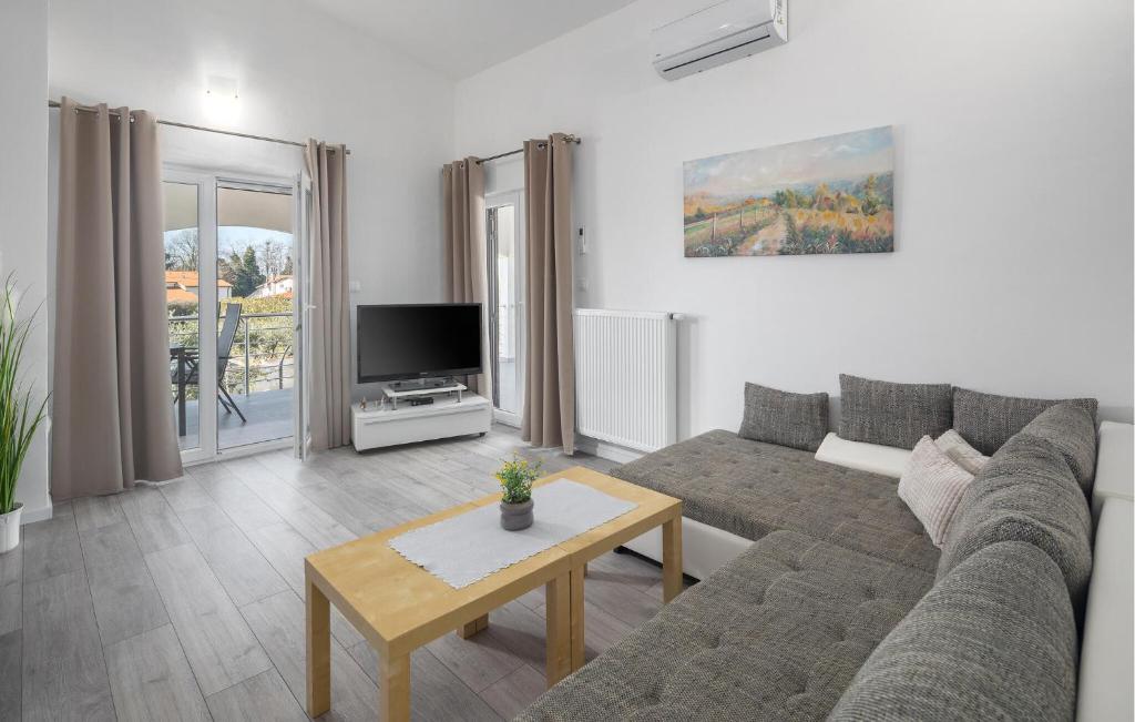 2 Bedroom Lovely Apartment In Nova Vas photo 2