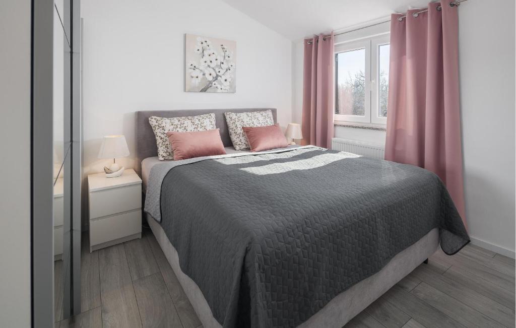 2 Bedroom Lovely Apartment In Nova Vas photo 4
