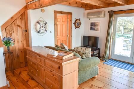 Cute Cottage Living by the Sea - Tap to explore photos