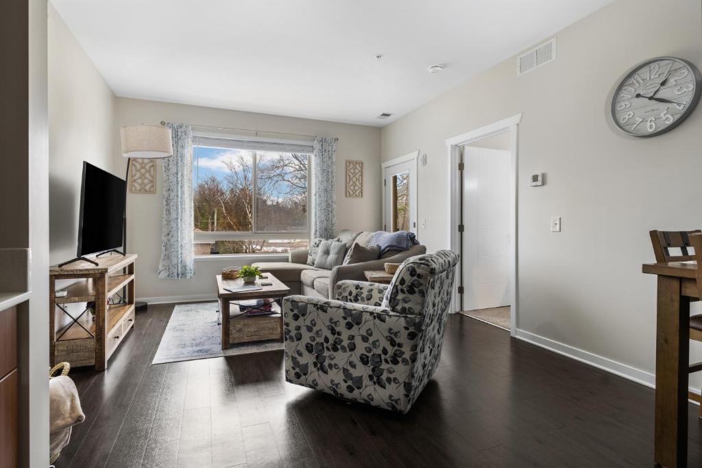 Sweet Tart Spot - Cozy TC Condo - Pet Friendly