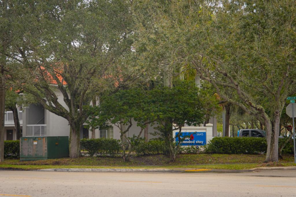 Studio 6 Extended Stay - Coral Springs, FL - Fort  Lauderdale - Tap to explore photos