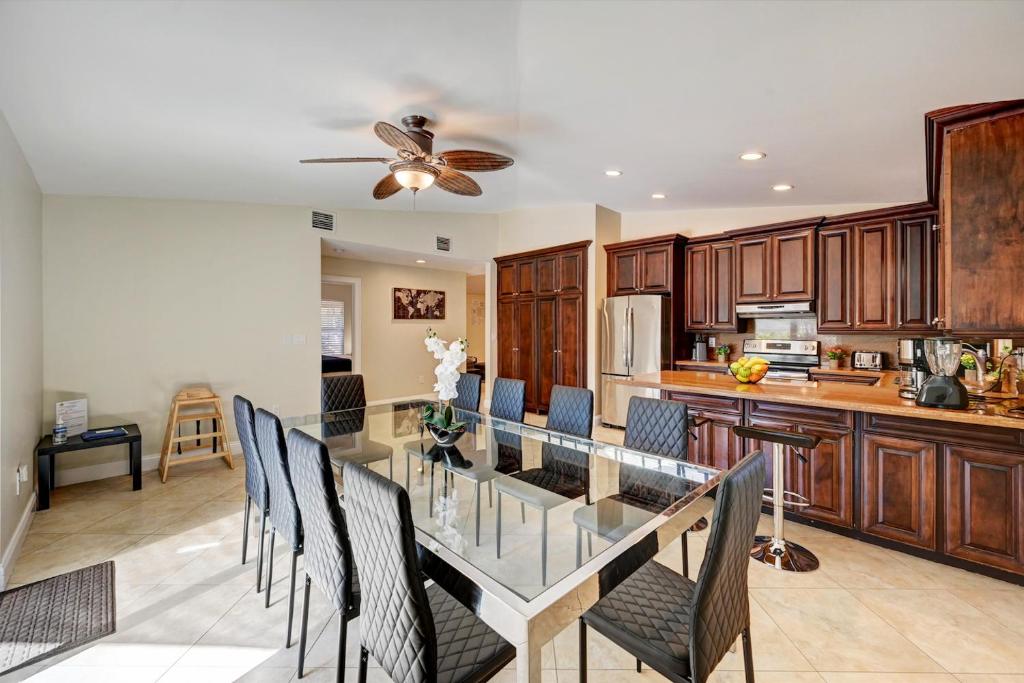 Minutes To Beach & Casino Spacious 5BR Heated Pool photo 4
