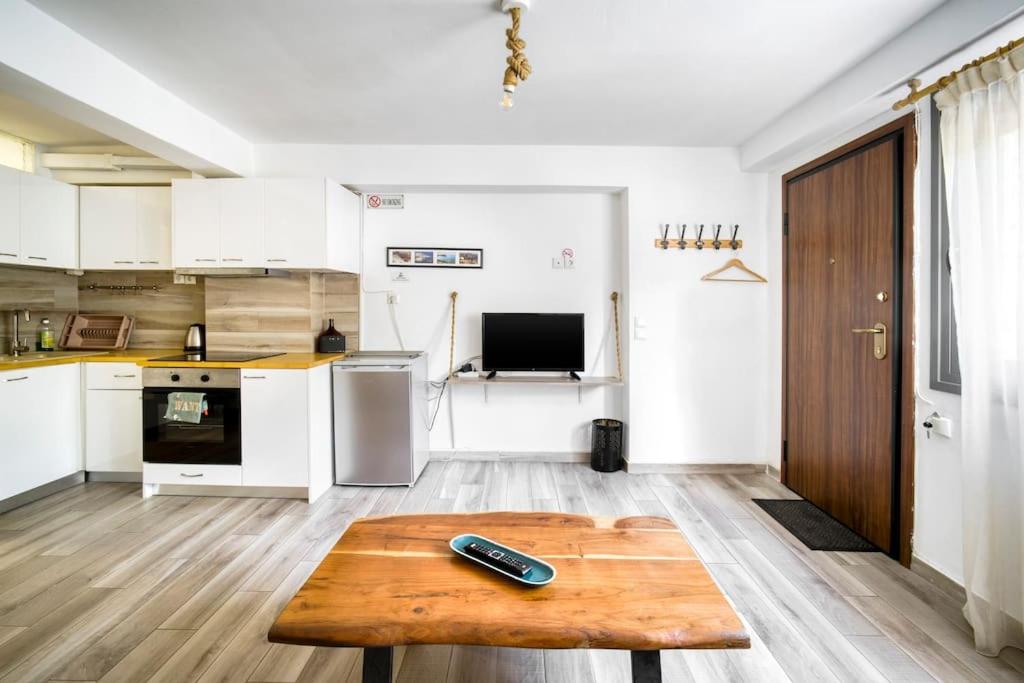 Hilton's area apartment next to metro, Athens
