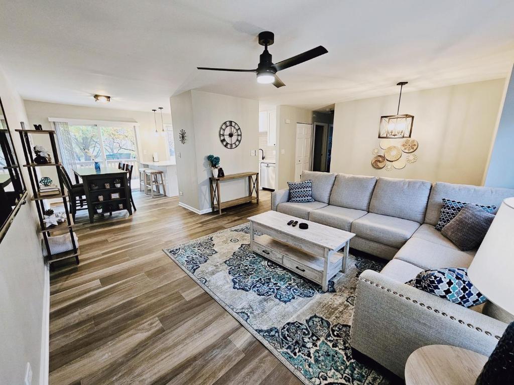 Beautifully renovated 4bed/2bath home - Pets OK image
