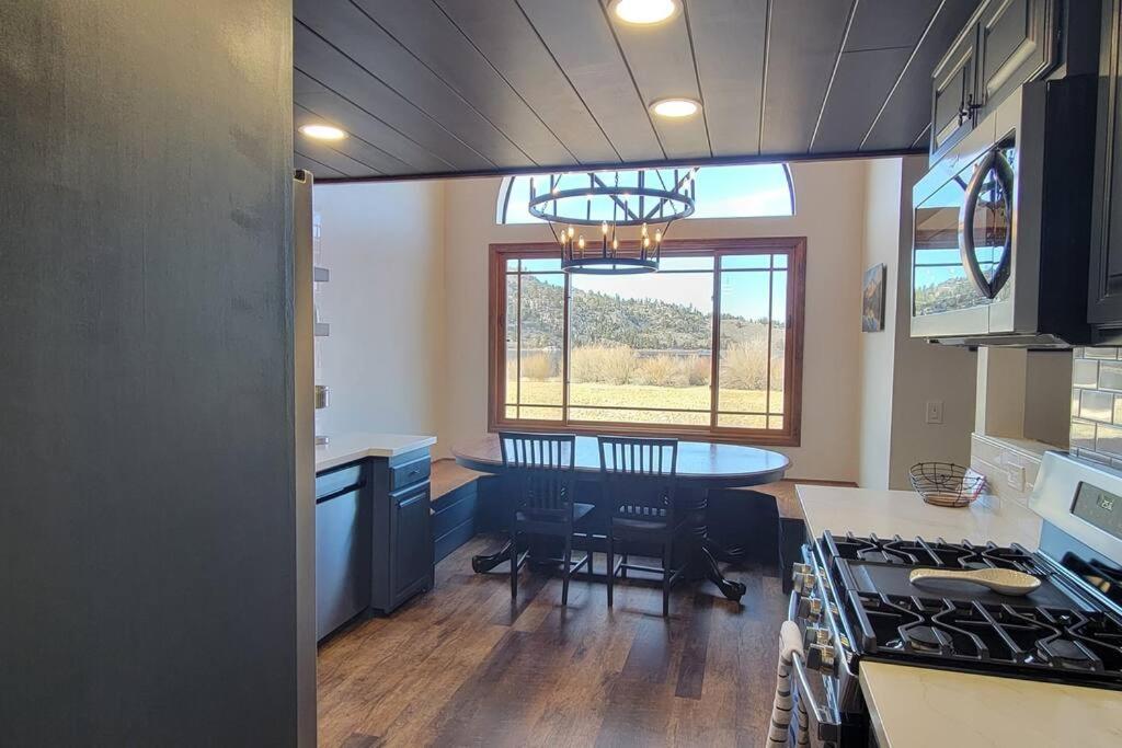 Lakefront Mountain Retreat photo 2