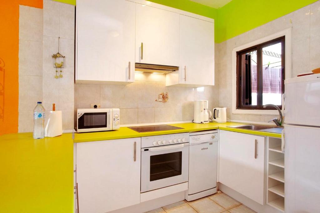 Remarkable 2-Bed House in Chayofa with Pool photo 3