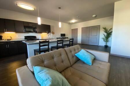 KING BEDS-Lg Apt-65 inch Roku-Walk to Food and Drinks photo 1