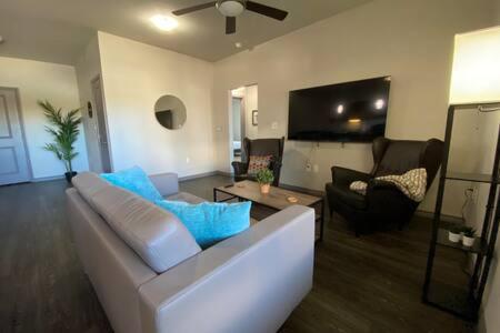 KING BEDS-Lg Apt-65 inch Roku-Walk to Food and Drinks photo 2
