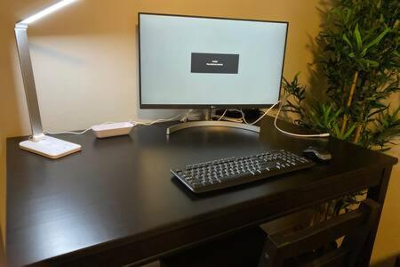 KING BEDS-Lg Apt-65 inch Roku-Walk to Food and Drinks photo 4