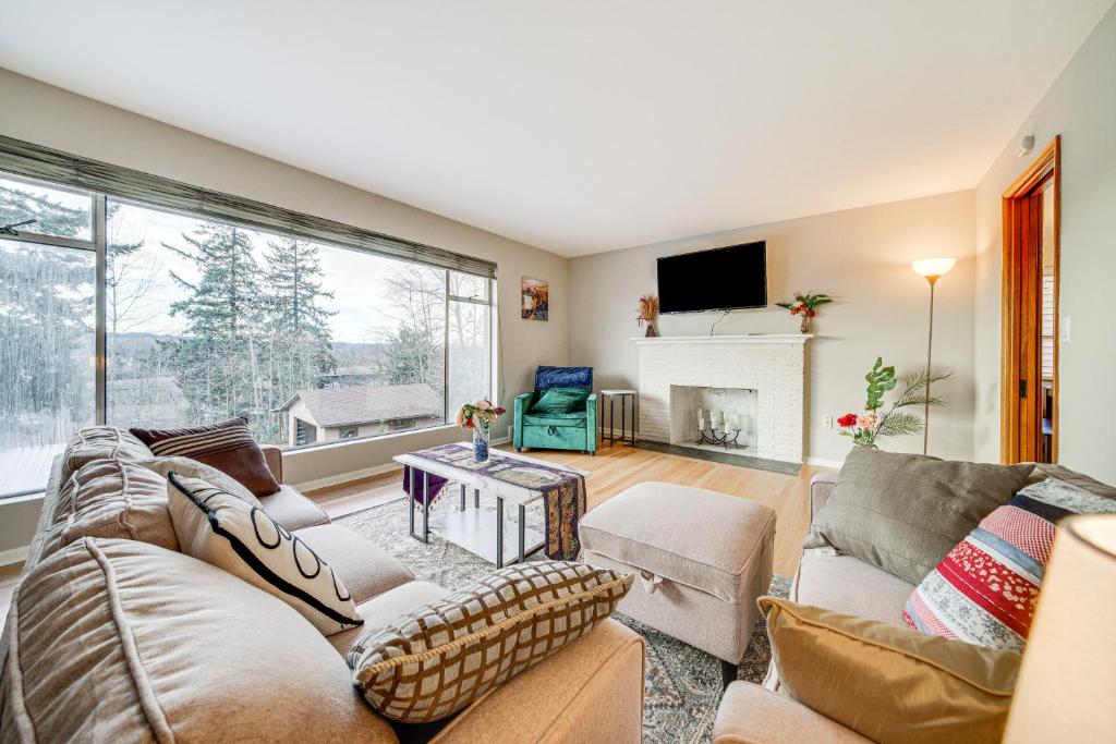 Quaint Renton Home about 15 Mi to Downtown Seattle!