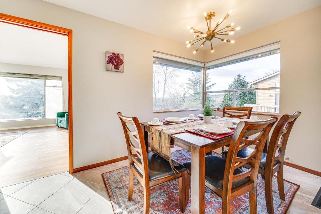 Quaint Renton Home about 15 Mi to Downtown Seattle! photo 2