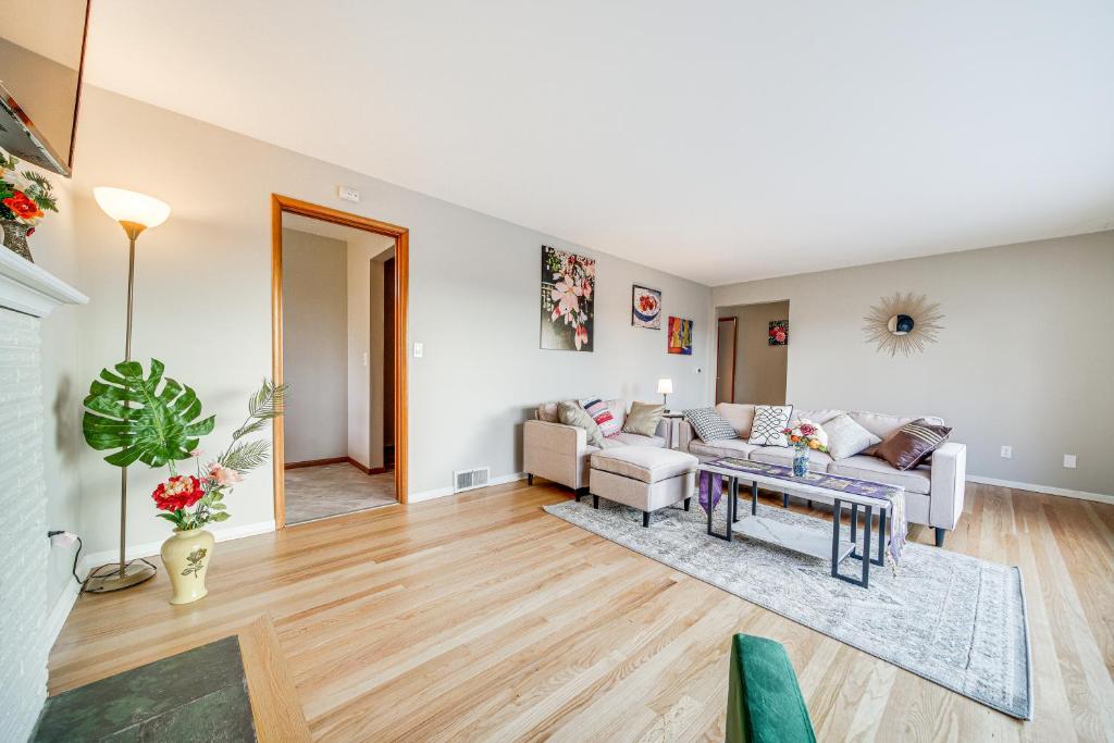 Quaint Renton Home about 15 Mi to Downtown Seattle! photo 4