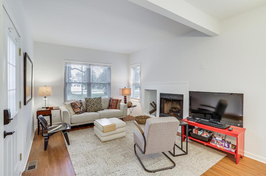 South Haven Condo - Walk to Lake Michigan!
