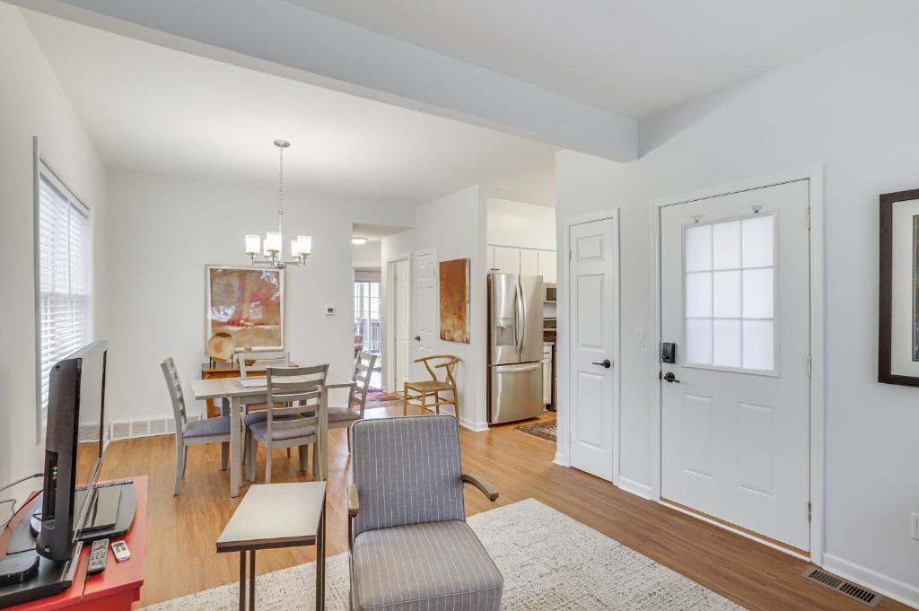 South Haven Condo - Walk to Lake Michigan! photo 4