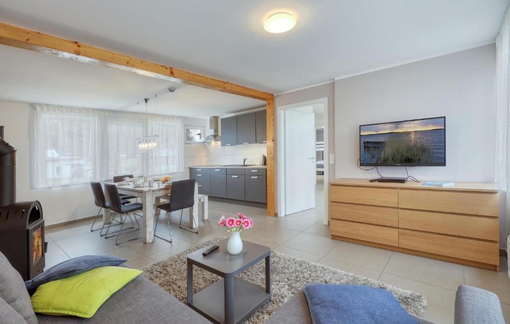 2 Bedroom Nice Home In Wustrow photo 3
