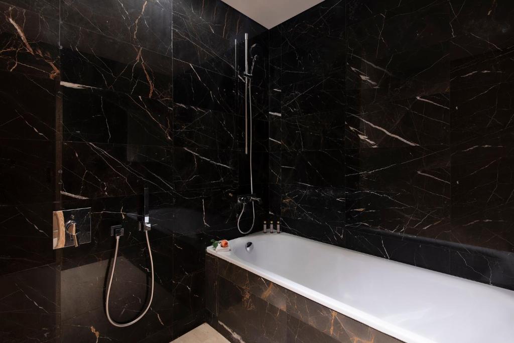 The Bentley Luxury Hotel & Suites photo 2