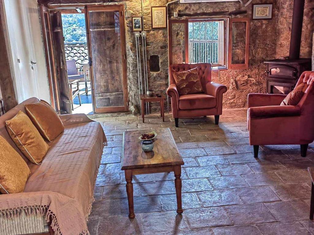 PITHARIA photo 2