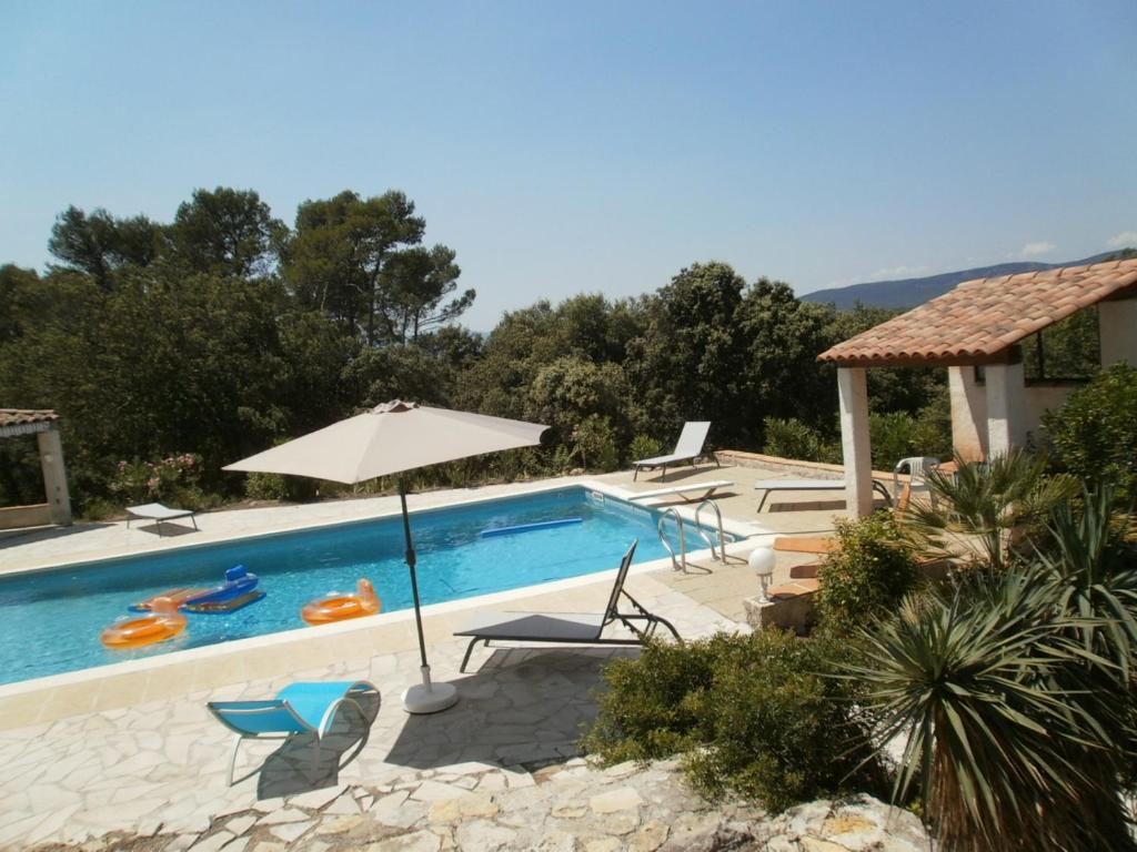 Lorgues, La Tourelle, immense piscine, plongeoir, vue, au grand calme photo 1