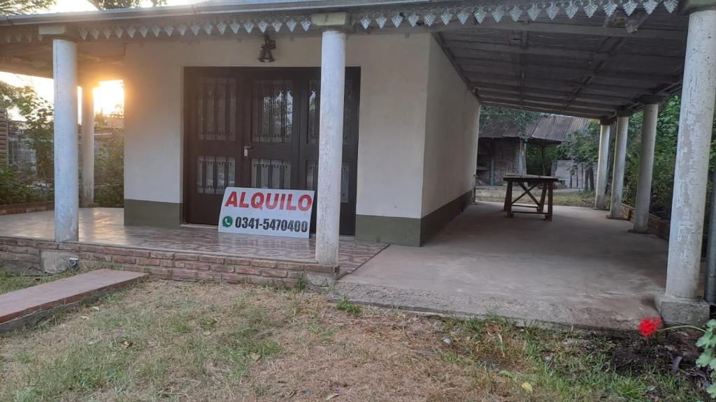 Sencilla, frente al río