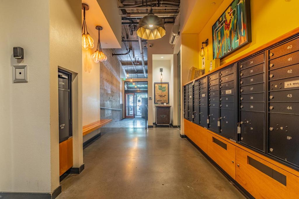 Seattle Modern and Stylish Penthouse Apartment (Wifi, Pet Friendly, Rooftop) photo 4