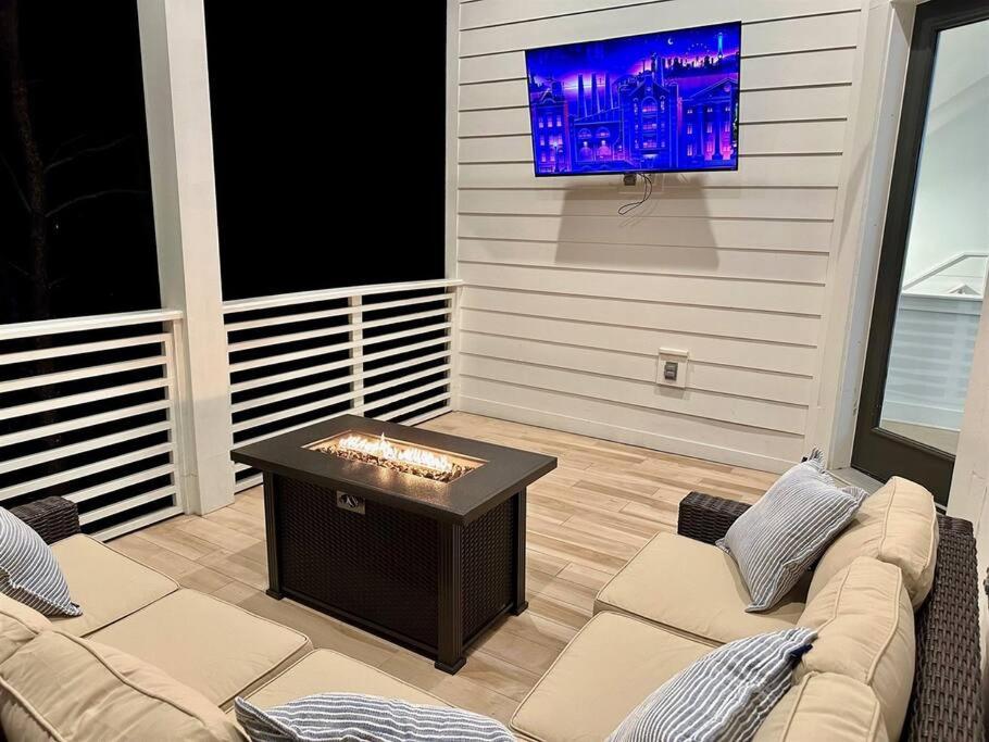 Spacious home 1/2 mile to beach - Bikes - Fire Pit Table - Beach Gear - Infinity Table photo 3