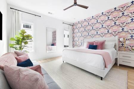 The Jolene - 10 beds and Cozy Rooftop w Fire pit image