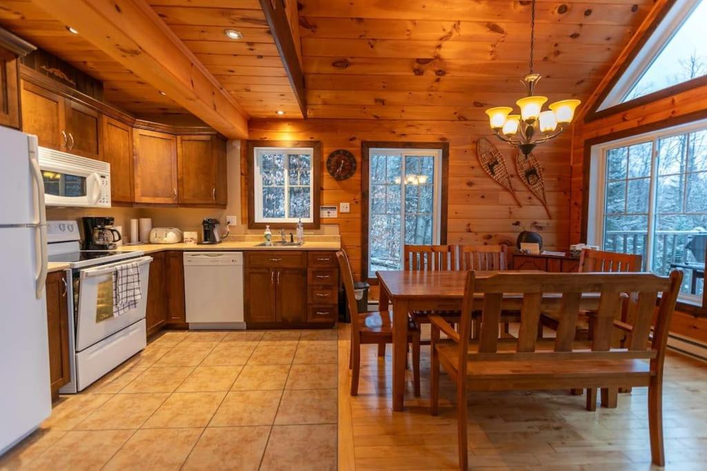 Royal St-Côme Private Hot Tub Chalet Retreat