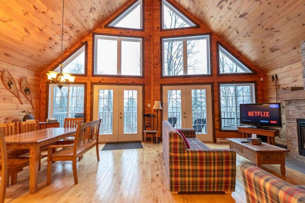 Royal St-Côme Private Hot Tub Chalet Retreat photo 1