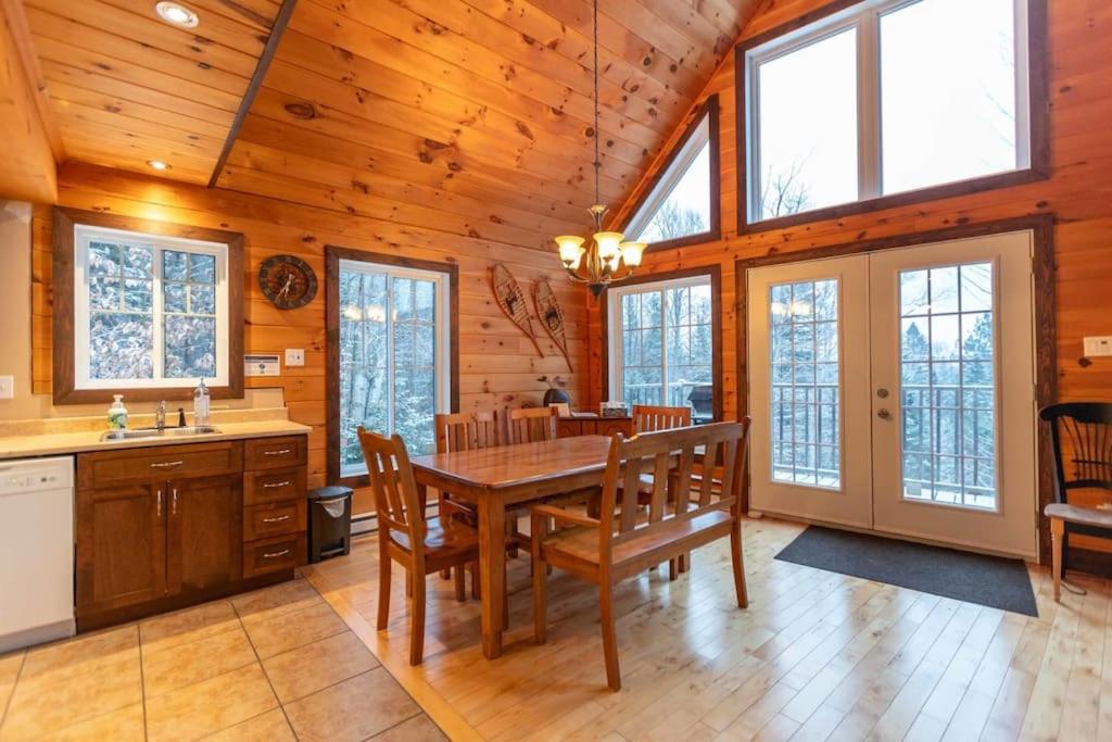 Royal St-Côme Private Hot Tub Chalet Retreat photo 3